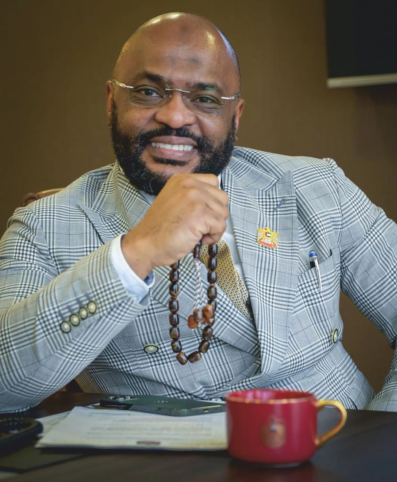 Evandro Oliveira holding prayer beads, smiling